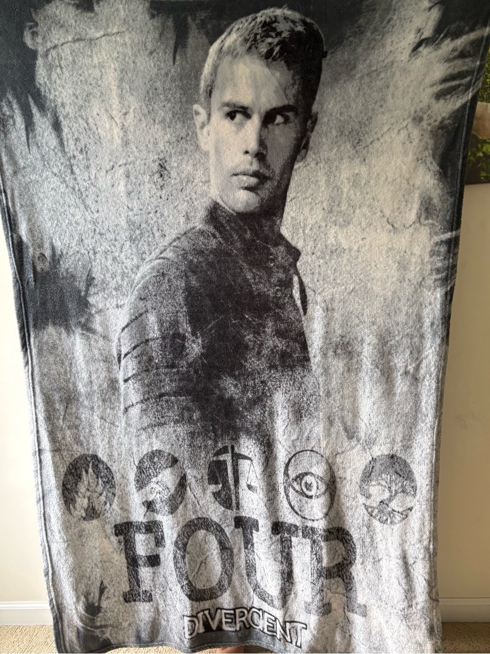 Divergent’s FOUR Blanket - Grey and Black